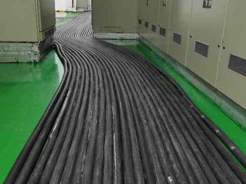 广灵如何根据理论计算公式计算温度对特定电压测量结果的影响？