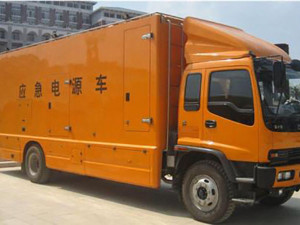 广灵冬季柴油发电机启动前，如何检查燃油系统中的积水？